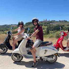 Da San Gimignano: Tour di mezza giornata in Vespa del Chianti con pranzo