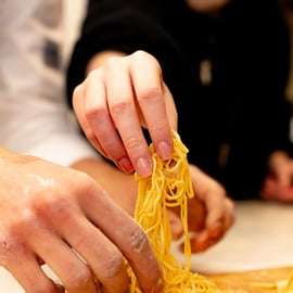 Firenze: corso di pasta e tiramisù con vino illimitato