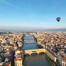 Giro in mongolfiera su Firenze all'alba, sopra il Duomo