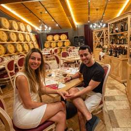 San Gimignano: Pranzo o cena in una cantina con degustazione di vini