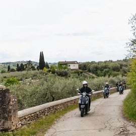 Da Firenze: tour in Vespa nella campagna toscana con degustazioni