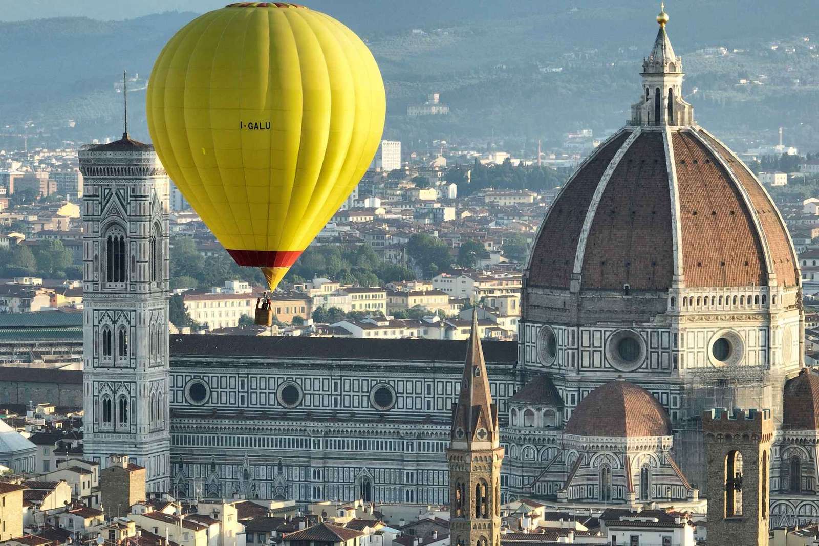 Giro in mongolfiera su Firenze all'alba, sopra il Duomo