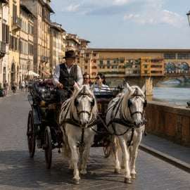 Giro in carrozza a Firenze con cocchiere medievale e guida