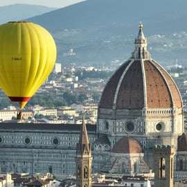 Giro in mongolfiera su Firenze all'alba, sopra il Duomo