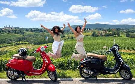 Da San Gimignano: Tour di mezza giornata in Vespa del Chianti con pranzo