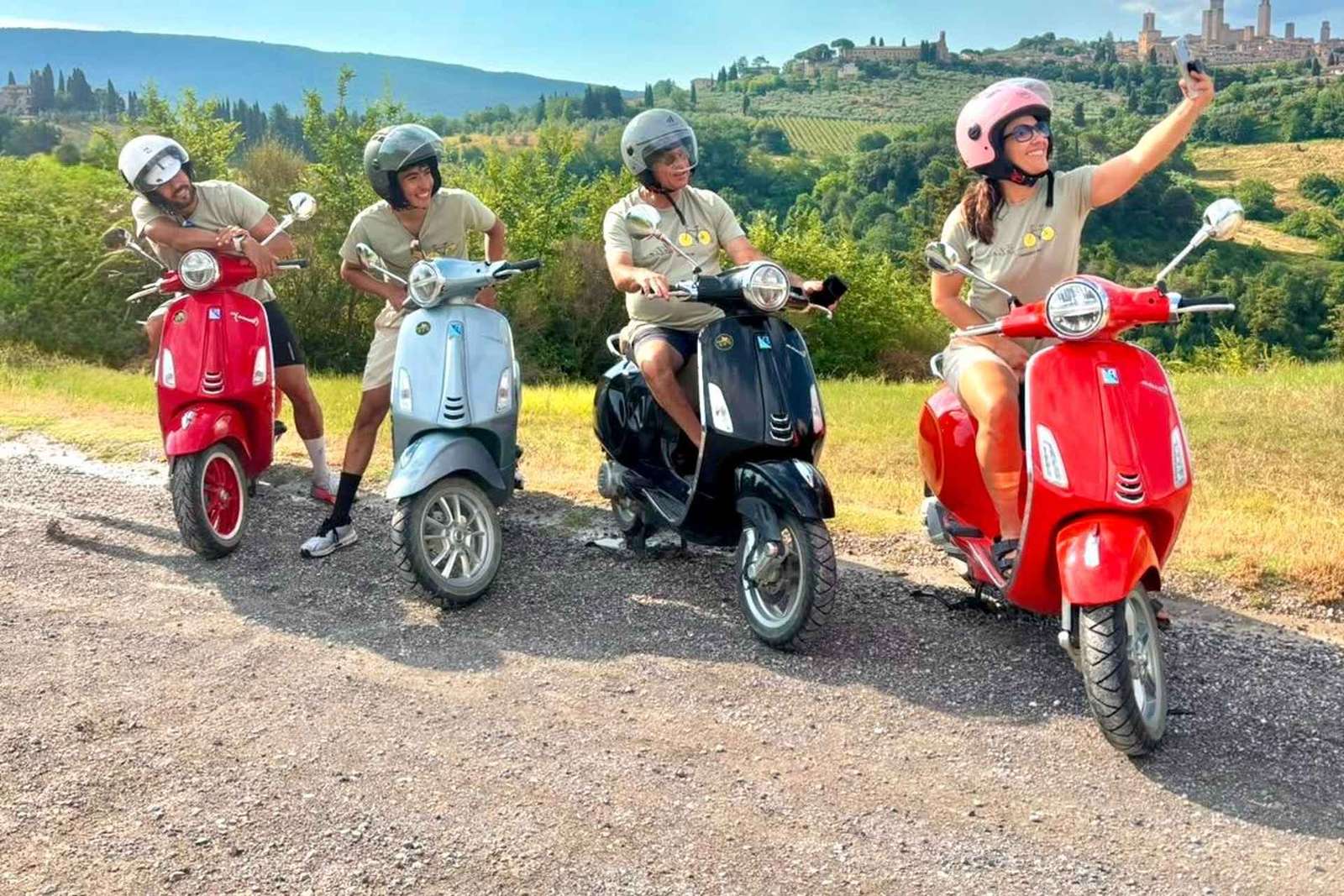 Firenze: tour del vino in Vespa in Toscana con pranzo e degustazioni di vino