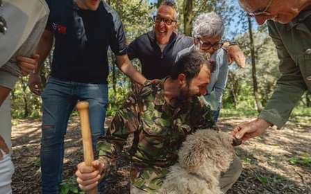 Firenze: caccia al tartufo con pranzo, vino e San Gimignano